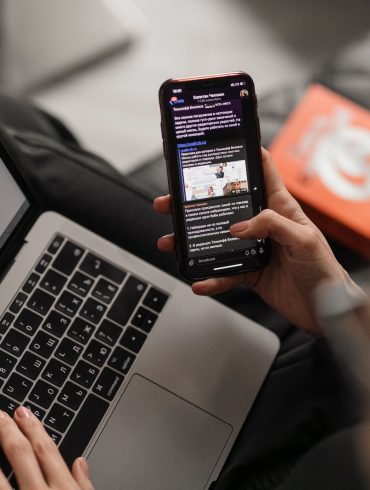 personholdingblackiphone